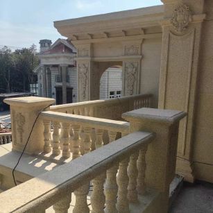 广安 黄金麻别墅外墙干挂雕花配合阳台栏杆花瓶柱