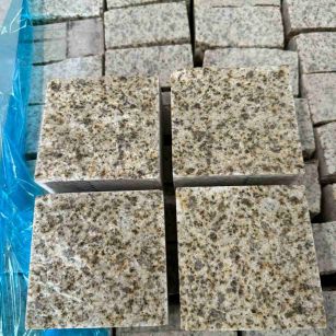 广安 黄金麻花岗岩自然面小方块，弹石，马蹄石等