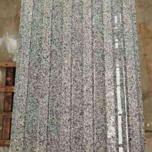 广安 芝麻白花岗岩荔枝面雕刻盲道，盲条