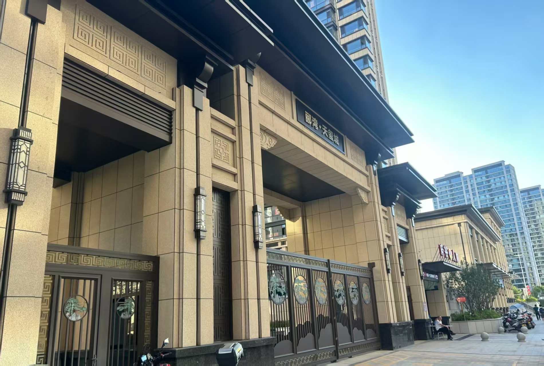 广安 黄金麻花岗岩荔枝面小区门楼外墙干挂