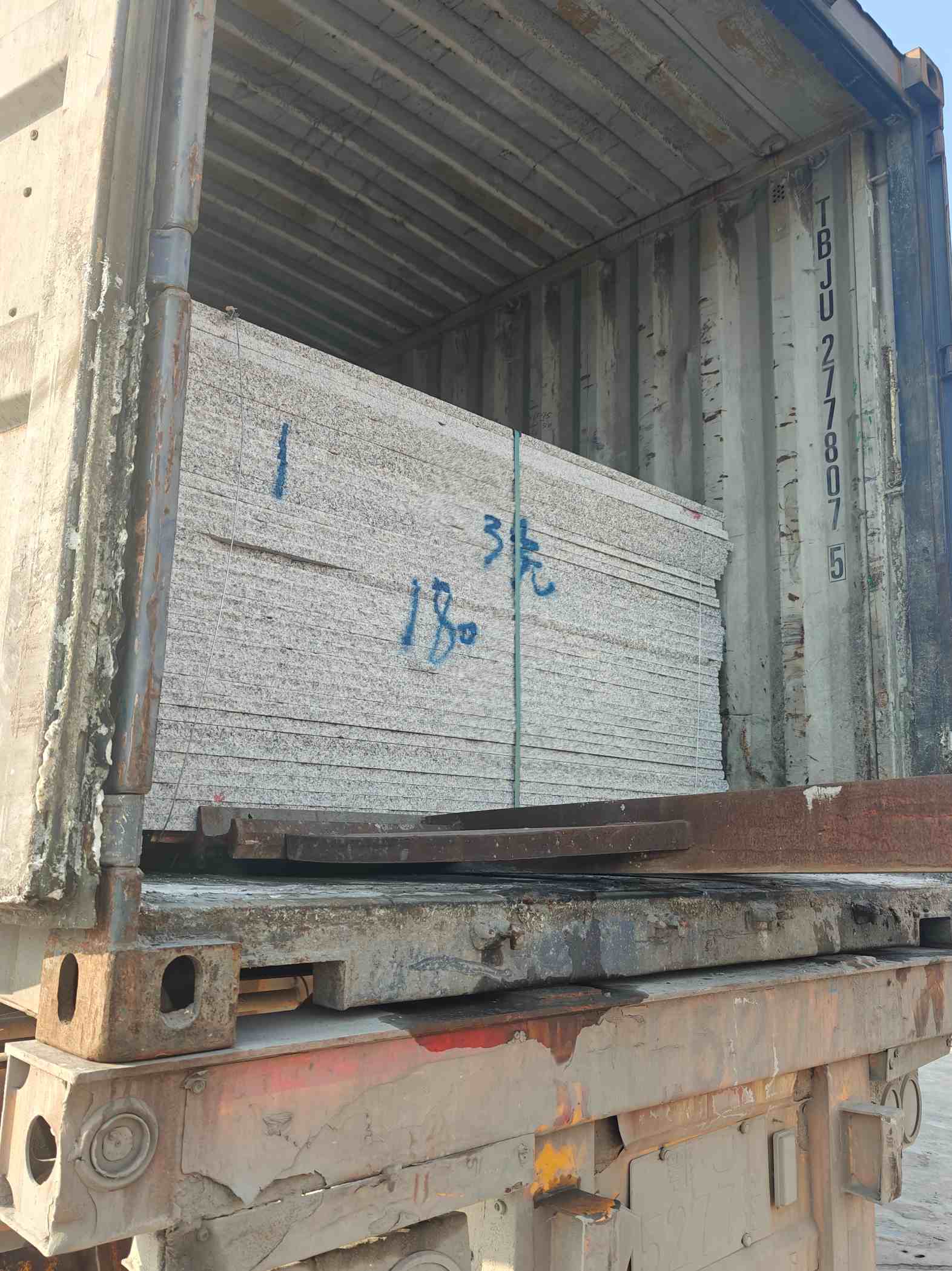 广安 芝麻白花岗岩石材3.0公分光面毛板装柜出货