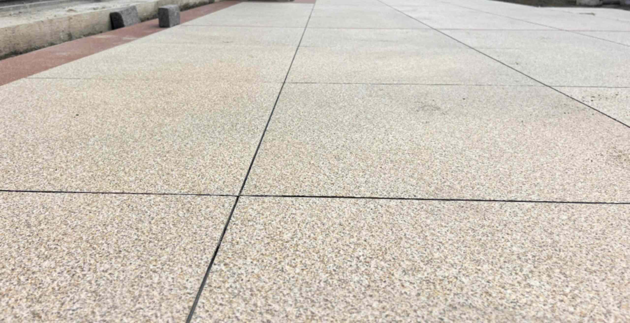 广安 黄金麻花岗岩石板材荔枝面地面铺装效果