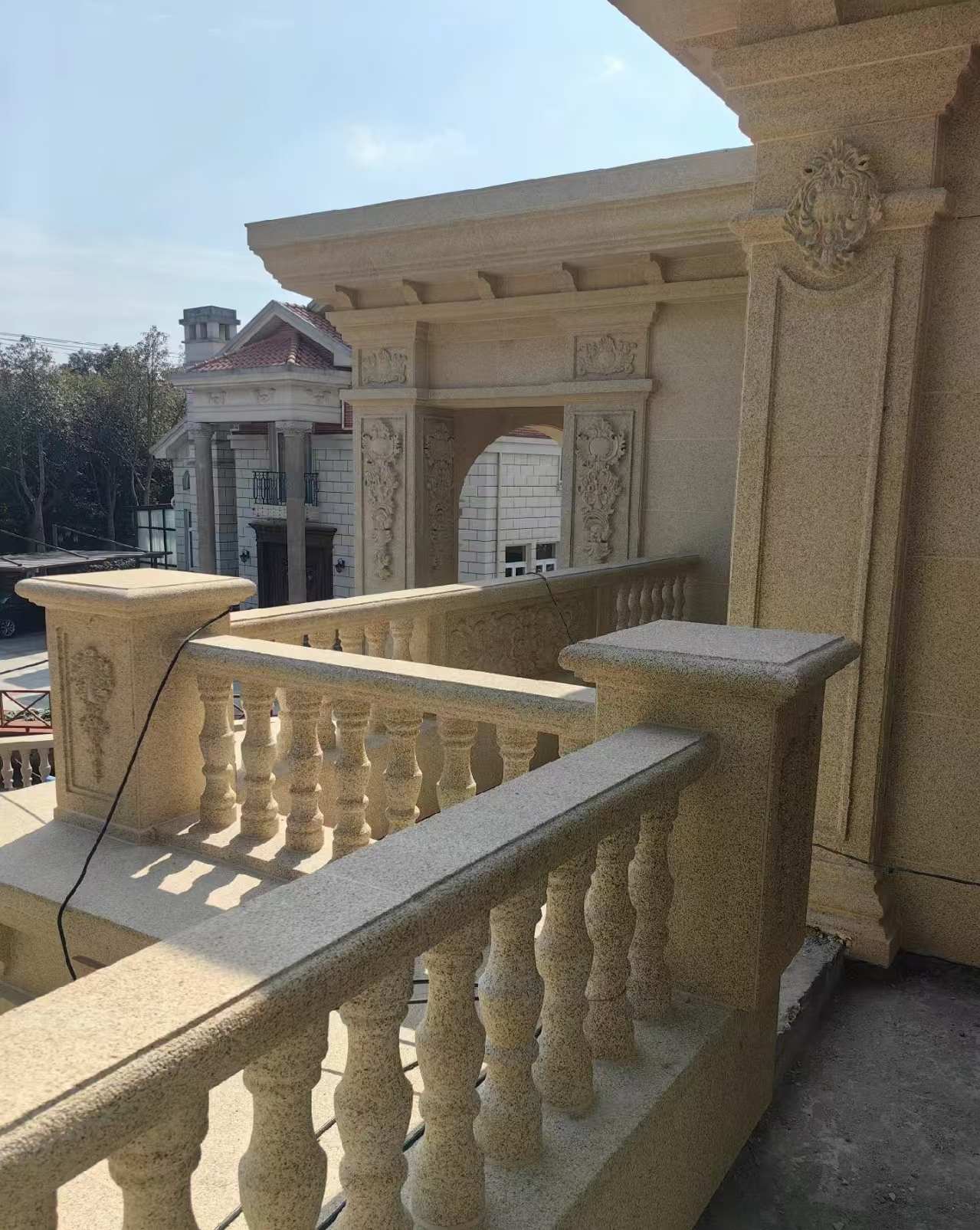 广安 黄金麻别墅外墙干挂雕花配合阳台栏杆花瓶柱