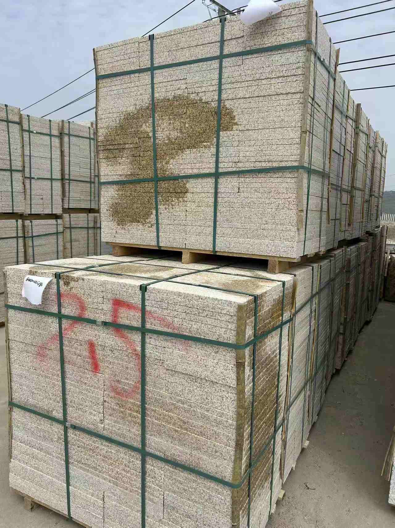 广安 黄金麻花岗岩石材荔枝面地铺石2.5*300*600