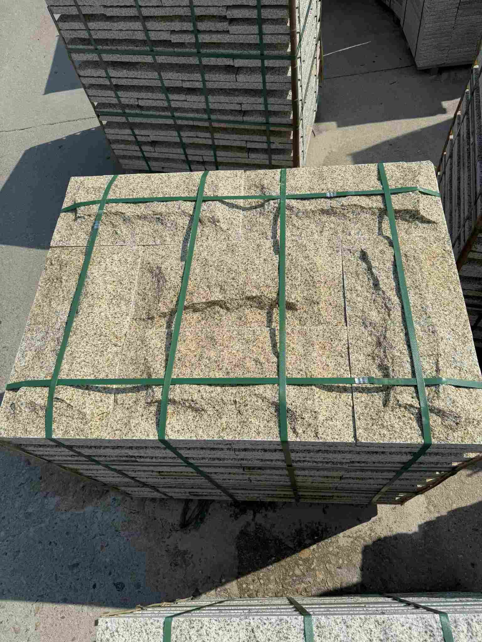 广安 黄金麻花岗岩石材自然面蘑菇石成品