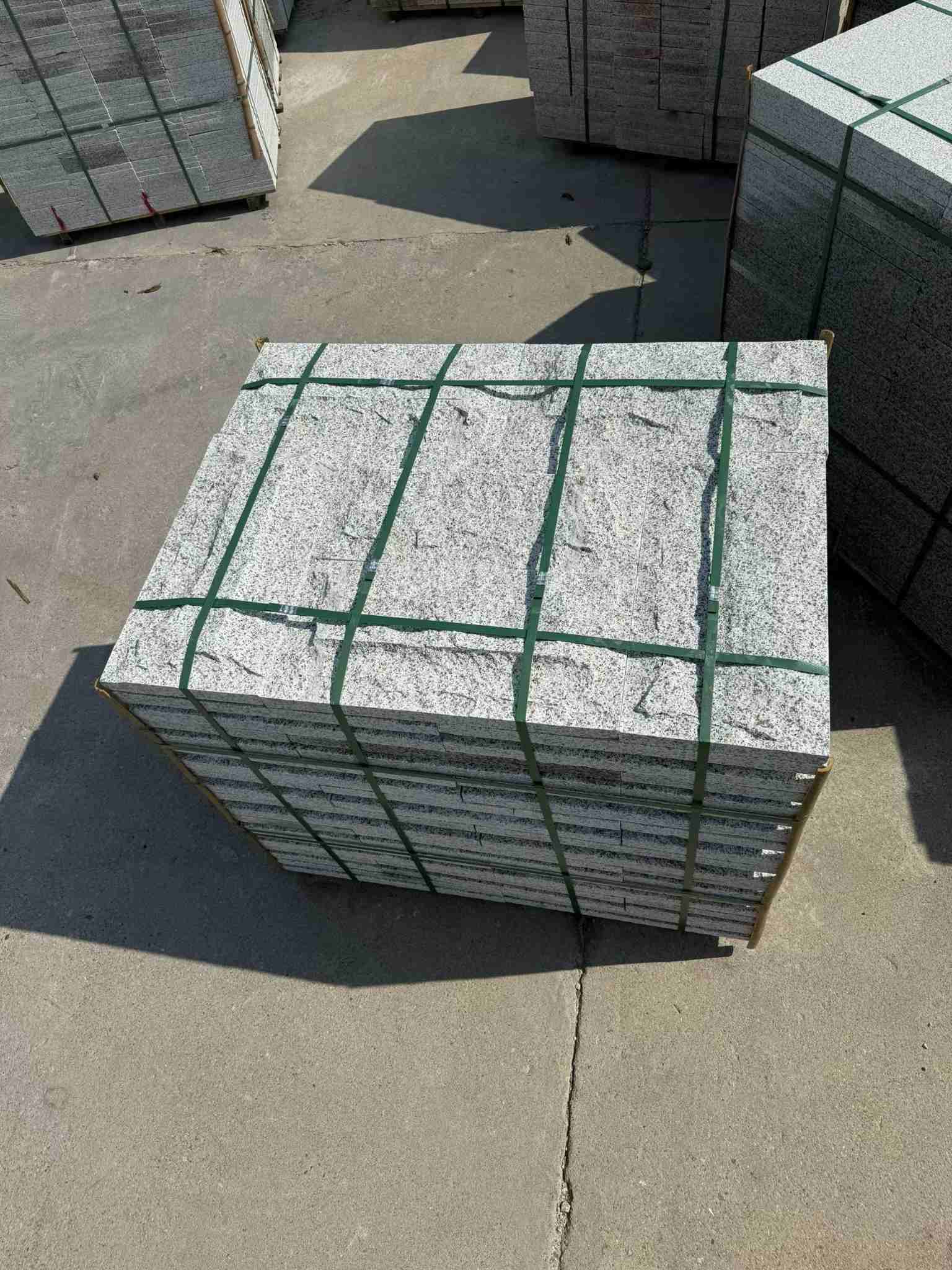 广安 白麻花岗岩石材自然面蘑菇石成品