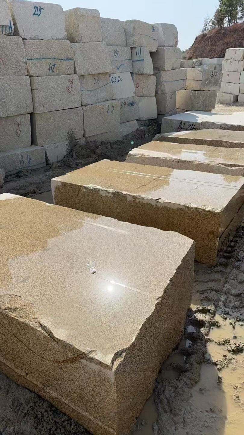 广安 黄金麻方料堆场洗料分选中，原材料充足