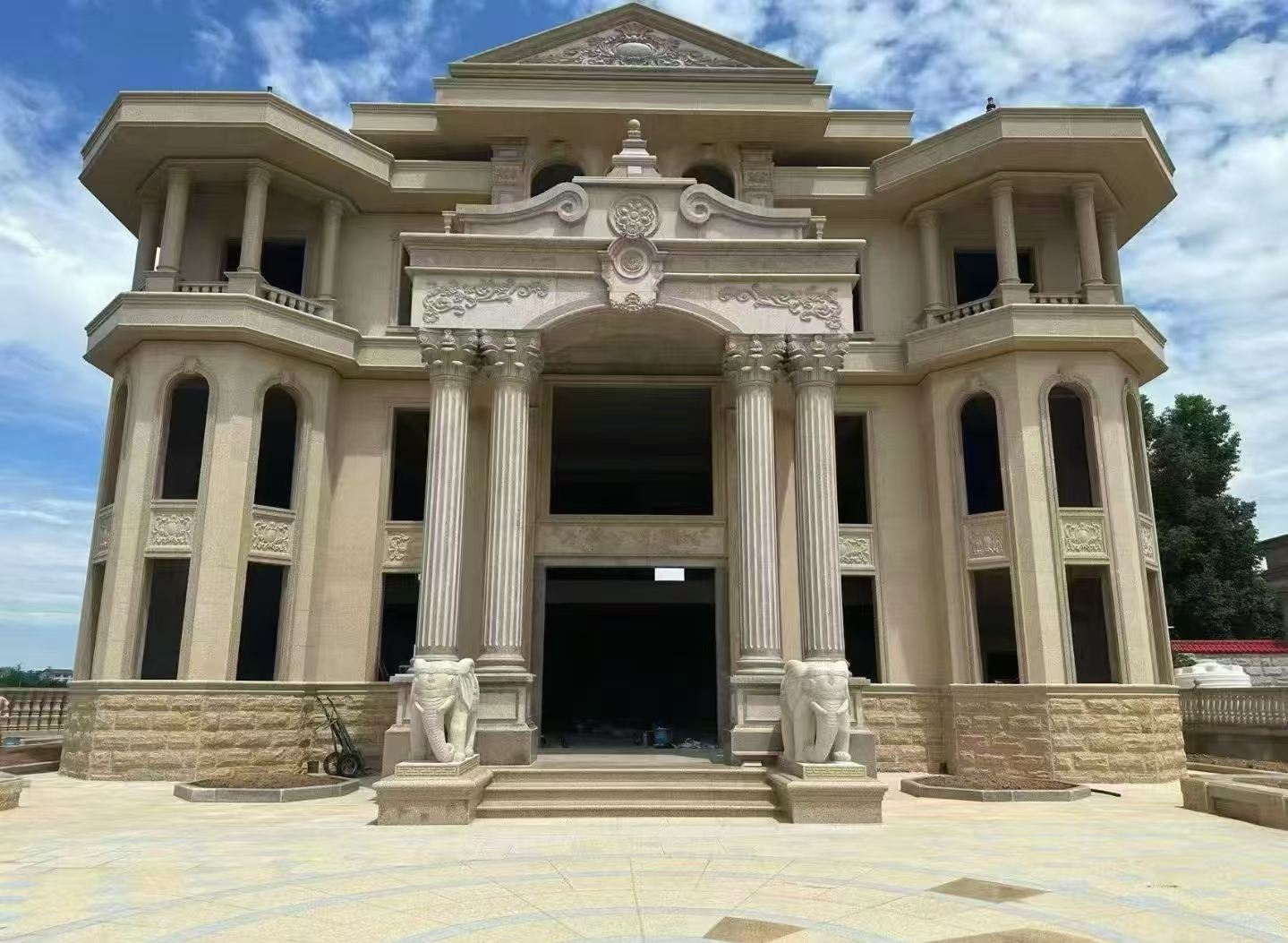 广安 黄金麻别墅外墙干挂，大柱，大象，蘑菇石，雕花板