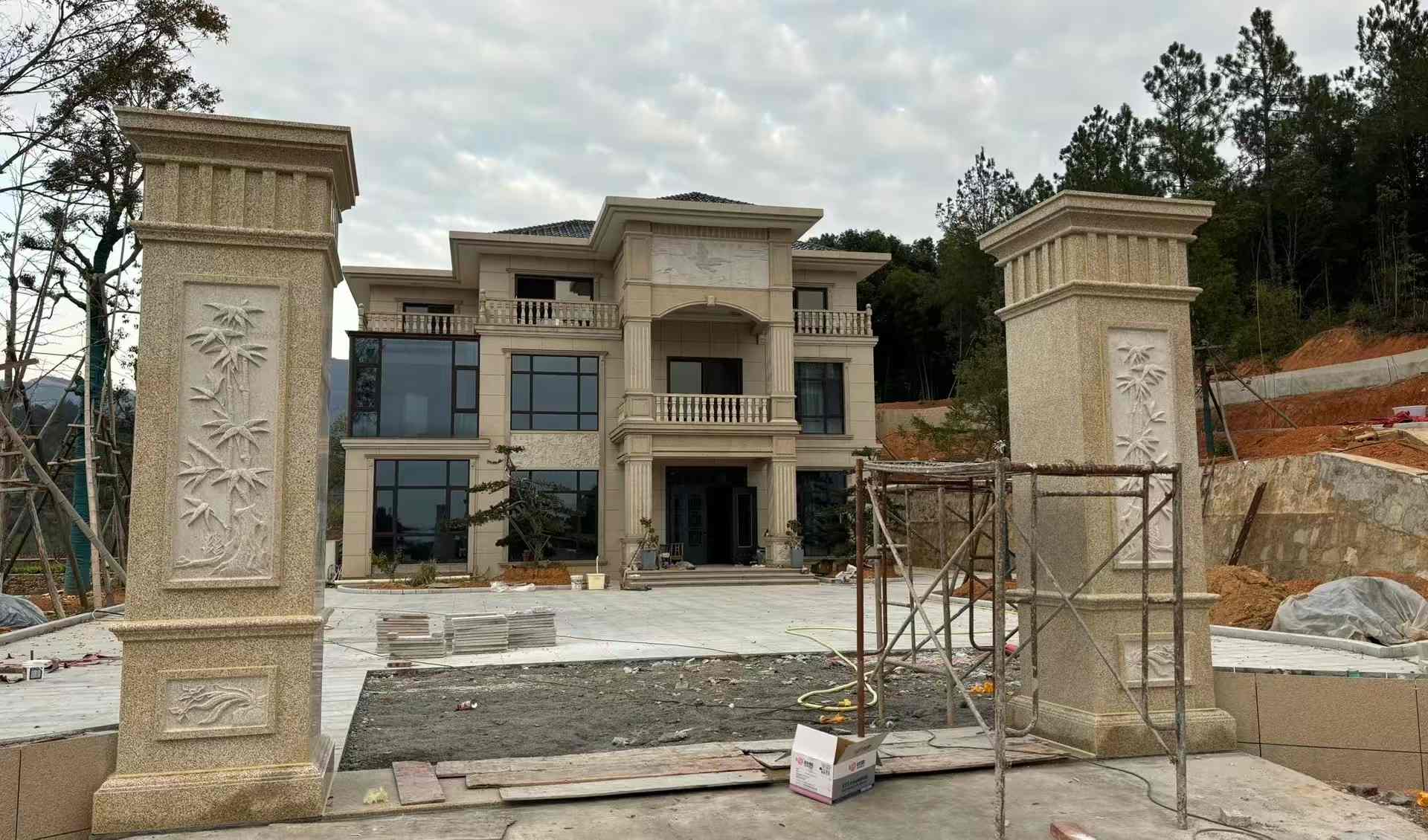 广安 黄金麻花岗岩别墅雕花外墙干挂配上门口雕花罗马柱