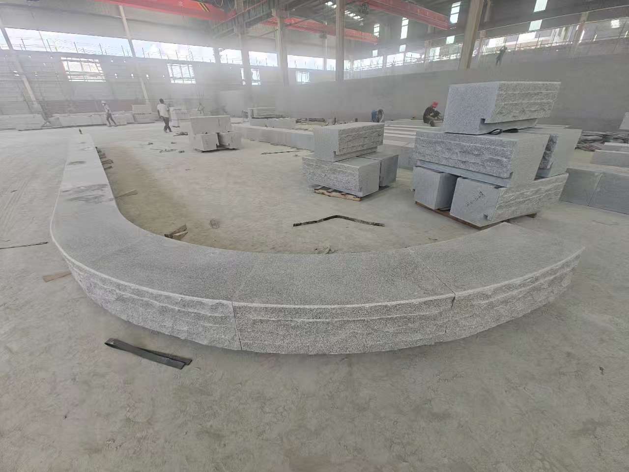 广安 芝麻白异形坐凳，自然面光面弧形加工