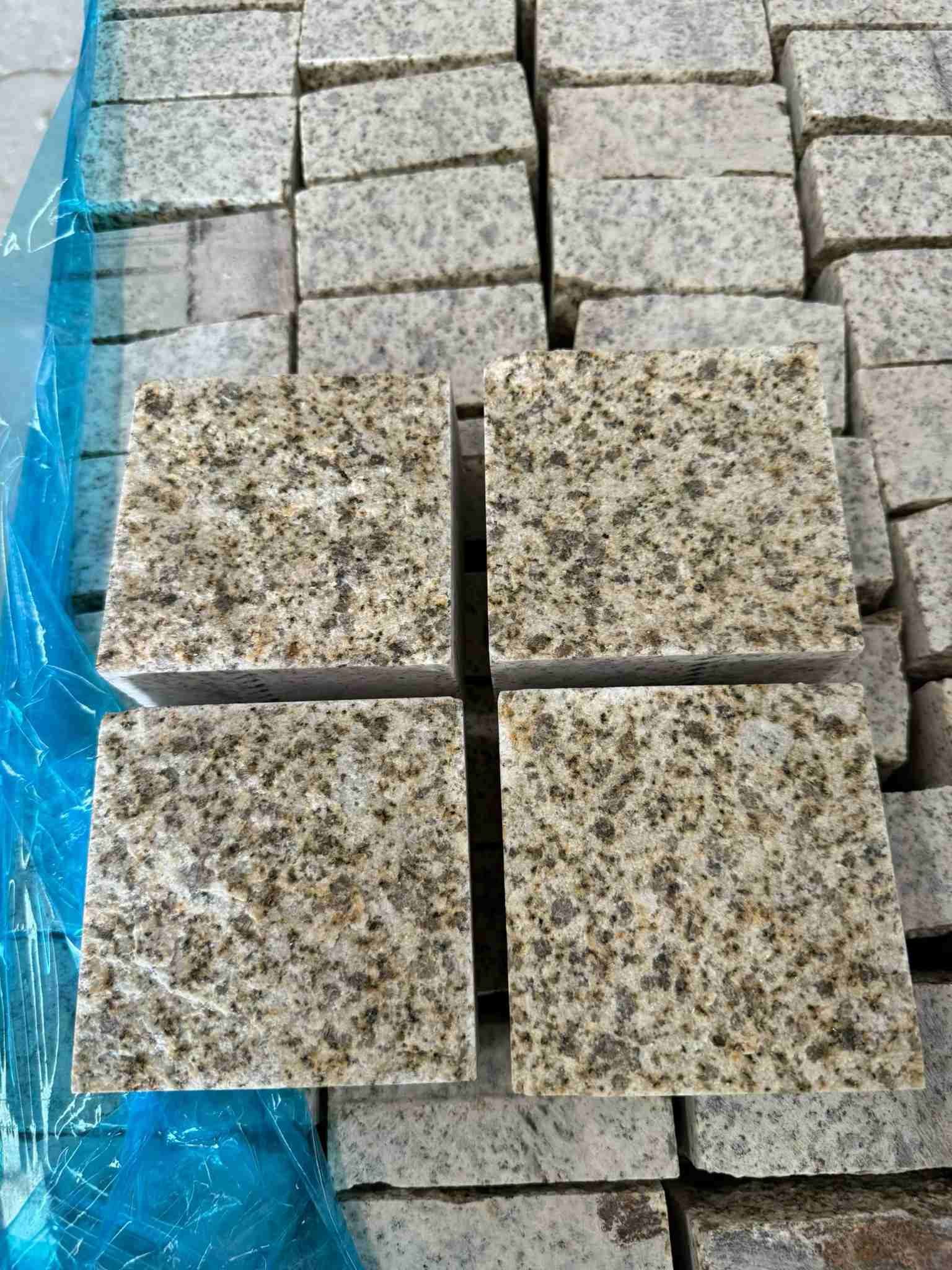 广安 黄金麻花岗岩自然面小方块，弹石，马蹄石等