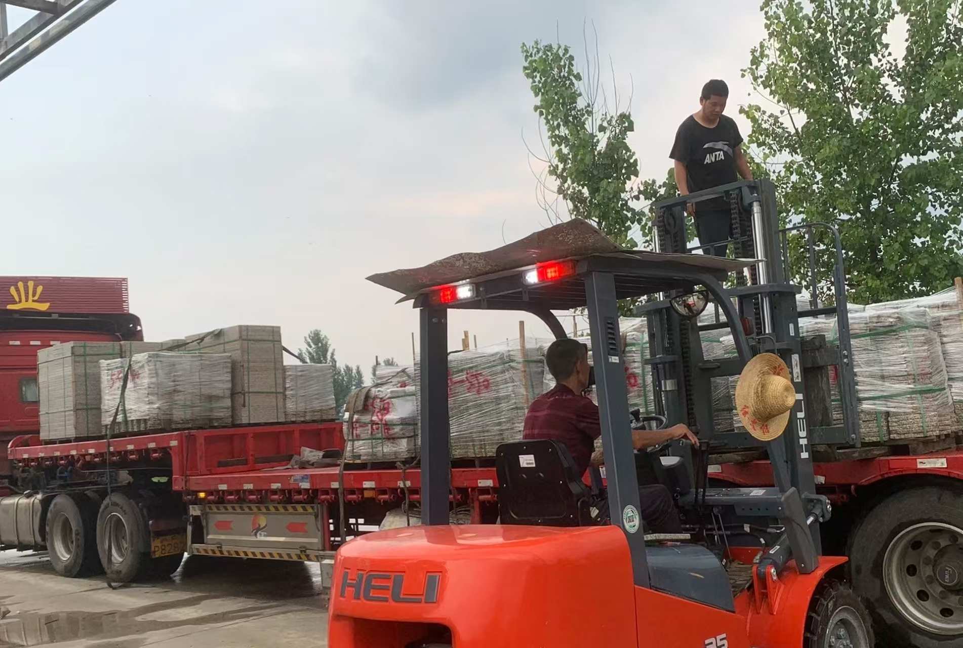 广安 黄金麻冰裂纹，地铺石装车