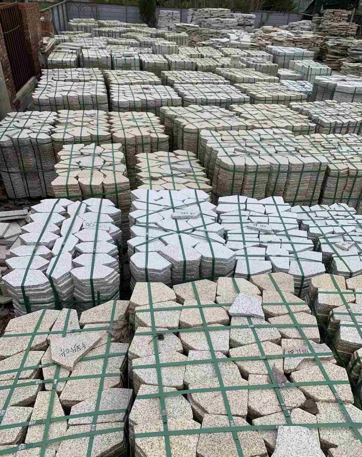 广安 黄金麻白麻花岗岩荔枝面地铺石(冰裂纹)