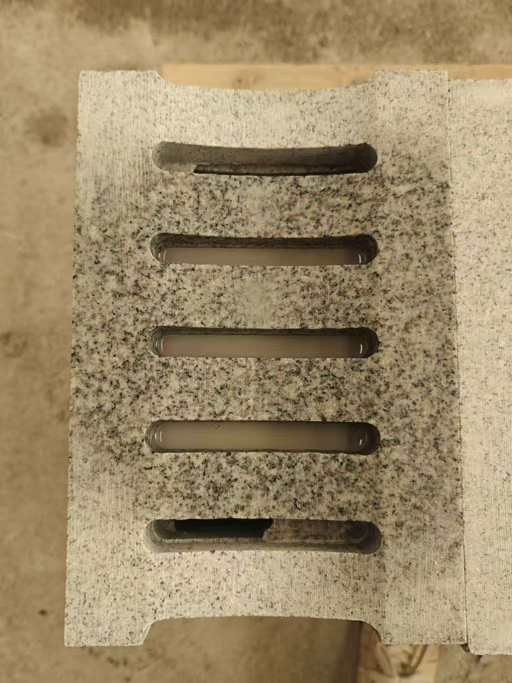 广安 芝麻白拉丝面花岗岩U型开槽排水槽